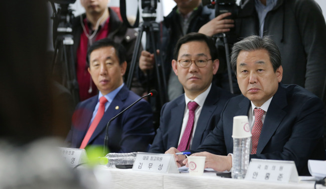 16일 오후 서울 강서구 육아종합지원센터 내 드림어린이집에서 열린 새누리당 안심보육 현장 정책 간담회에 참석한 김무성 대표가 학부모대표의 발언을 경청하고  있다. /국회사진기자단
16일 오후 서울 강서구 육아종합지원센터 내 드림어린이집에서 열린 새누리당 안심보육 현장 정책 간담회에 참석한 김무성 대표가 학부모대표의 발언을 경청하고  있다. /국회사진기자단