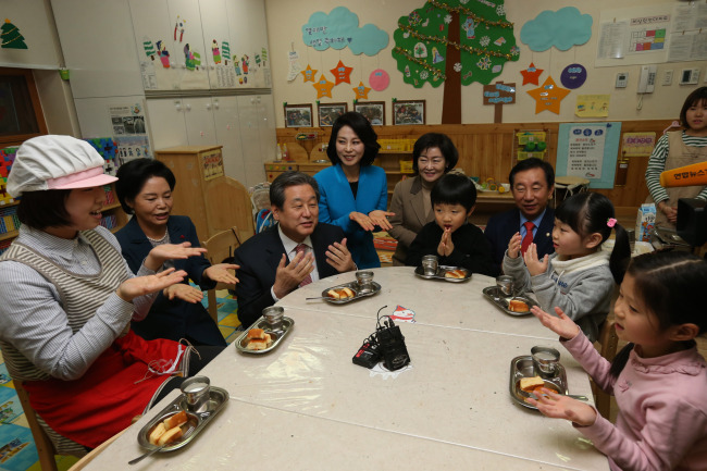 16일 오후 서울 강서구 육아종합지원센터내 드림 어린이집에서 열린 새누리당 안심보육 현장 정책 간담회에 참석한 김무성 대표가 간식을 먹는 어린이들과 이야기를 나누고 있다. /국회사진기자단
16일 오후 서울 강서구 육아종합지원센터내 드림 어린이집에서 열린 새누리당 안심보육 현장 정책 간담회에 참석한 김무성 대표가 간식을 먹는 어린이들과 이야기를 나누고 있다. /국회사진기자단