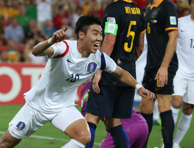 Korea’s Lee Jeong-hyeop celebrates his goal against Australia on Saturday.   Yonhap