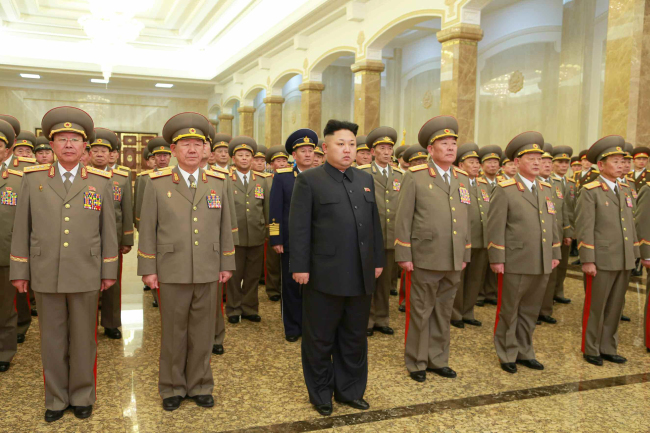 North Korean leader Kim Jong-un pays respect to his deceased father and grandfather on Jan. 1. (Yonhap)
