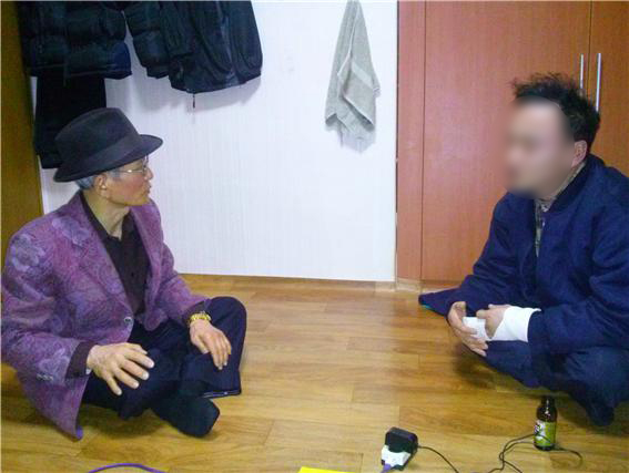 이근수(72ㆍ가명)씨가 출소자를 방문해 멘토링을 하고 있다. 법무부 국정감사 자료에 따르면 출소자의 재복역률(출소 후 3년 이내 재복역)은 22%에 달한다.
[사진=한국법무보호복지공단 제공]