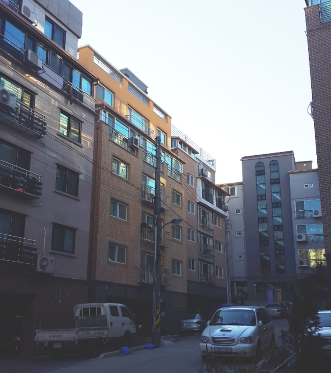 지난 10일 발생한 도시형생활주택 화재 현장에서 1km 남짓 떨어진 의정부의 한 다가구주택 밀집 지역. 인근 공인중개사들은 사고 이후로 손님들이 소방시설과 외벽 소재 등을 꼼꼼히 따진다고 전한다.