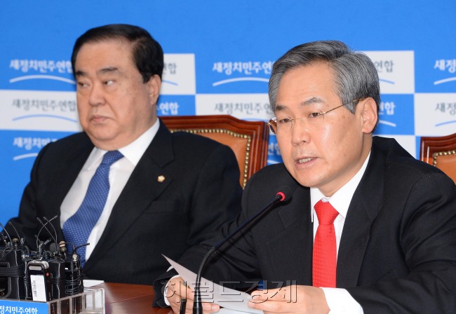 우윤근 새정치민주연합 원내대표가 19일 오전 국회에서 열린 비상대책위원회의에 참석해 모두발언을 하고 있다.이길동기자.gdlee@heraldcorp.com
우윤근 새정치민주연합 원내대표가 19일 오전 국회에서 열린 비상대책위원회의에 참석해 모두발언을 하고 있다.이길동기자.gdlee@heraldcorp.com