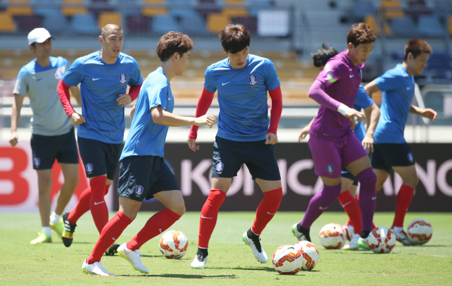 The Korean national team practices before heading to Melbourne.   Yonhap