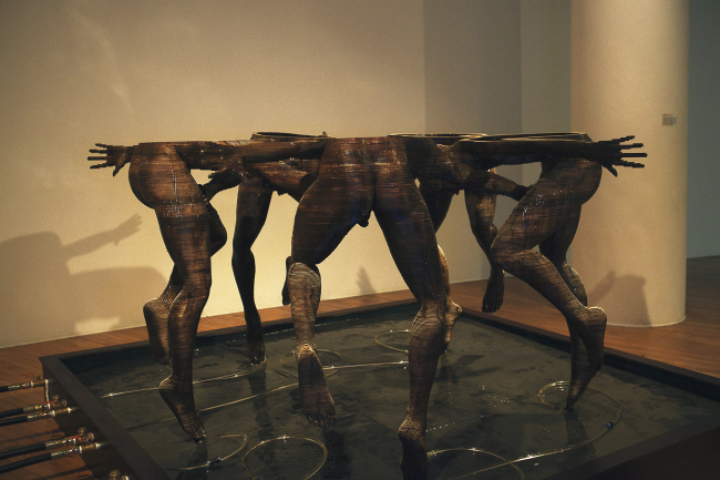 로미 아키튜브, 춤, 글리세린 등 설치작품, 2014 [사진제공=아트선재센터]