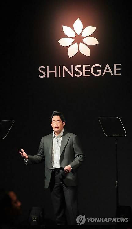 Shinsegae vice chairman Chung Yong-jin speaks at an event early last year.   Yonhap