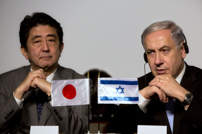 Japan’s Prime Minister Shinzo Abe (left) sits with Israeli Prime Minister Benjamin Netanyahu during a conference in Jerusalem on Sunday.
AP-Yonhap
