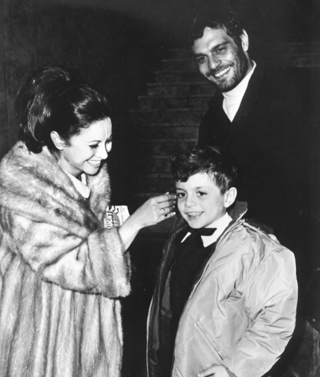 Egyptian actor Omar Sharif is seen with his wife, actress Faten Hamama, and their 8-year-old son, Tarek, as they get together for New Year’s Eve celebration in Madrid, Spain, in 1965.
AP-Yonhap