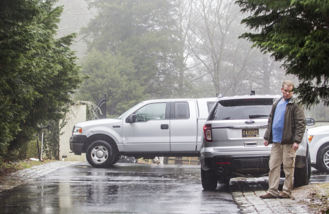 A security official stands at the end of the driveway leading to U.S. Vice President Joe Biden’s home in Greenville, Delaware, Sunday.   AP-Yonhap