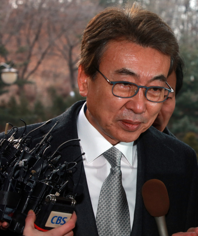 <YONHAP PHOTO-0899> 법정 향하는 정윤회 (서울=연합뉴스) 박동주 기자 = 일본 산케이신문 가토 다쓰야 전 서울지국장 재판에 증인으로 채택된 정윤회 씨가 재판에 출석하기 위해 19일 오후 서초동 서울중앙지법으로 들어서던 중 취재진의 질문을 받고 있다. 2015.1.19 pdj6635@yna.co.kr/2015-01-19 15:37:59/ <저작권자 ⓒ 1980-2015 ㈜연합뉴스. 무단 전재 재배포 금지.>
Chung Yoon-hoi