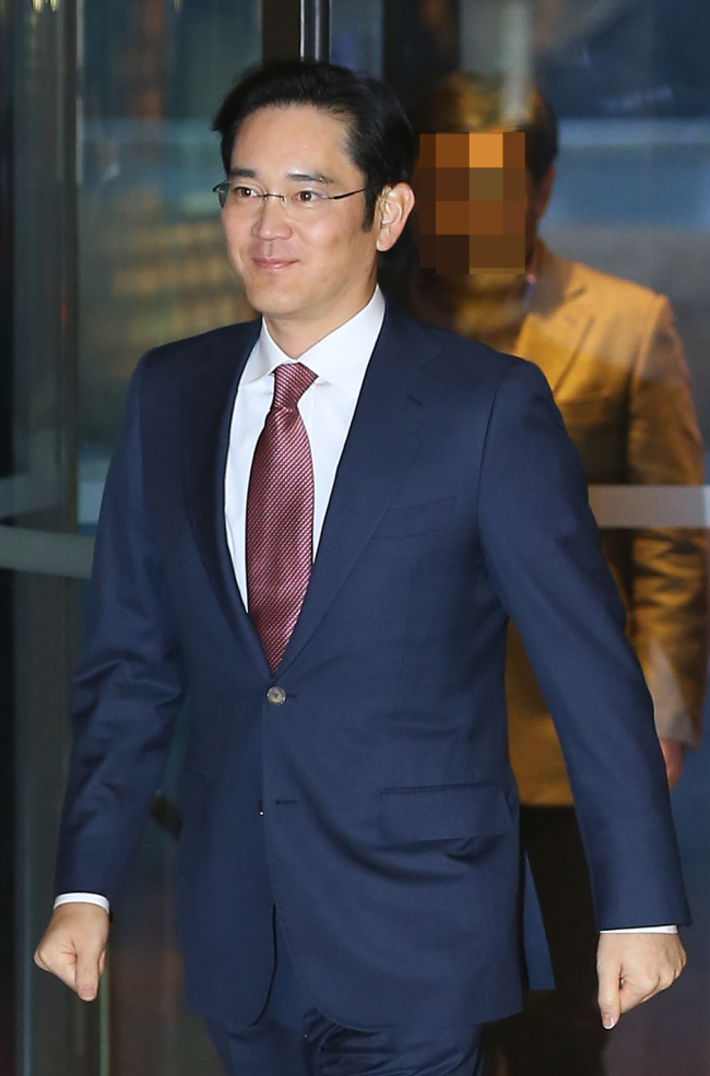 Lee Jay-yong, the vice chairman of Samsung Group, enters Hotel Shilla, the venue where the conglomerate's annual dinner gathering of the top executives was held Monday. (Yonhap)