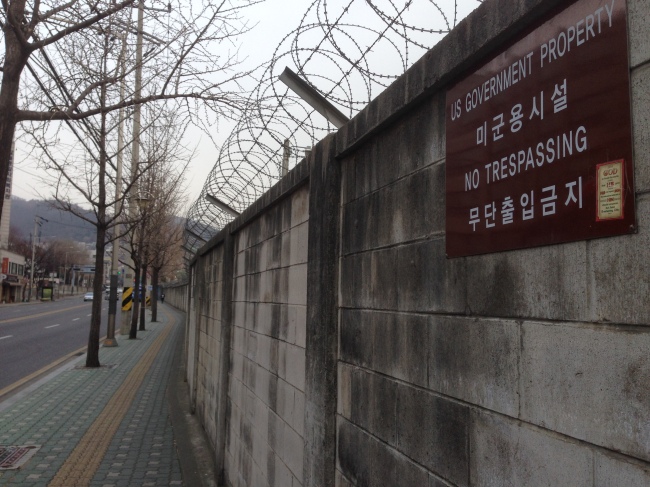 정부가 용산 미군기지 개발 시점을 앞당긴다고 발표했지만 용산 주민들은 신중한 반응을 보이고 있다. 용산역세권 개발과 관련한 한때의 호된 교훈과 관련이 있어 보인다. 사진은 용산 미군기지 전경.