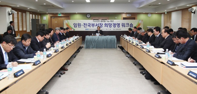 <YONHAP PHOTO-1072> 한국가스안전공사 희망경영 워크숍 (서울=연합뉴스) 박기동 가스안전공사 사장이 19일 충남 천안시 상록리조트에서 열린 '한국가스안전공사 희망경영 워크숍'에서 인사말을 하고 있다. 2015.1.19 << 가스안전공사 제공 >> photo@yna.co.kr/2015-01-19 16:34:05/ <저작권자 ⓒ 1980-2015 ㈜연합뉴스. 무단 전재 재배포 금지.>
<YONHAP PHOTO-1072> 한국가스안전공사 희망경영 워크숍 (서울=연합뉴스) 박기동 가스안전공사 사장이 19일 충남 천안시 상록리조트에서 열린 '한국가스안전공사 희망경영 워크숍'에서 인사말을 하고 있다. 2015.1.19 << 가스안전공사 제공 >> photo@yna.co.kr/2015-01-19 16:34:05/ <저작권자 ⓒ 1980-2015 ㈜연합뉴스. 무단 전재 재배포 금지.>