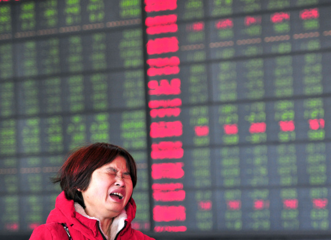 <YONHAP PHOTO-1161> (150119) -- HEFEI, Jan. 19, 2015 (Xinhua) -- An investor is seen at a trading hall of a securities firm in Hefei, capital of east China's Anhui Province, Jan. 19, 2015. Chinese shares dived on Monday, with the key Shanghai index tumbling the most in more than six years. The benchmark Shanghai Composite Index plummeted 7.7 percent to end at 3,116.35 points, the steepest daily fall since June 2008. The Shenzhen Component Index sank 6.61 percent to end at 10,770.93 points. (Xinhua/Guo Chen) (wyo)/2015-01-19 17:53:48/ <저작권자 ⓒ 1980-2015 ㈜연합뉴스. 무단 전재 재배포 금지.>
An investor is seen at a trading hall of a securities firm in Hefei, China, Monday.     Xinhua-Yonhap