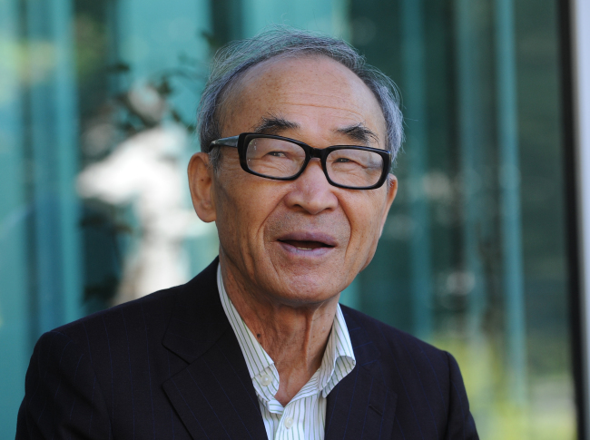 Poet Ko Un will be the guest at the Seoul Book Club at the Haechi Hall in Myeong-dong, Seoul, Saturday.   The Korea Herald