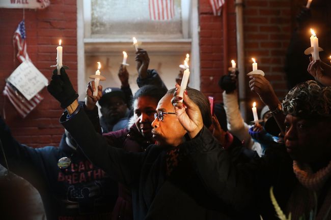 The Reverend Al Sharpton leads a candlelight vigil and wreath laying ceremony at the location where Eric Garner was killed during a scuffle with police last year in New York City on Monday.   AFP-Yonhap