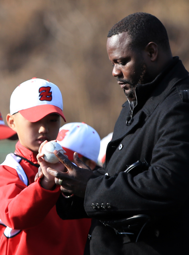 Fernando Rodney, a relief pitcher for the Seattle Mariners, gives pitching tips to a youth baseball player in Seoul on Tuesday.   Yonhap