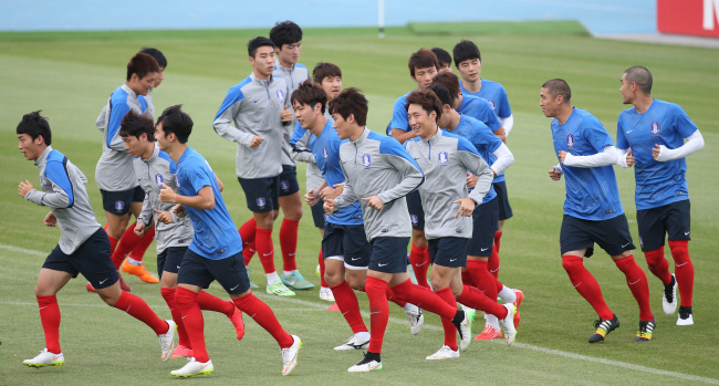 <YONHAP PHOTO-1467> 다시 뛰자! (멜버른=연합뉴스) 임헌정 기자 = 2015 AFC 아시안컵 8강전 우즈베키스탄과의 경기를 앞둔 한국 축구 대표팀이 20일 호주 멜버른 레이크사이드 스타디움에서 훈련하며 가볍게 몸을 풀고 있다. 2015.1.20 kane@yna.co.kr/2015-01-20 17:03:08/ <저작권자 ⓒ 1980-2015 ㈜연합뉴스. 무단 전재 재배포 금지.>
The Korean national team trains in Melbourne, Australia, Tuesday.   Yonhap