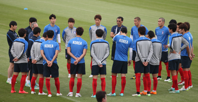 <YONHAP PHOTO-1447> 슈틸리케호, 결전지 멜버른서 첫 훈련 (멜버른=연합뉴스) 임헌정 기자 = 2015 AFC 아시안컵 8강전 우즈베키스탄과의 경기를 앞둔 한국 축구 대표팀이 20일 호주 멜버른 레이크사이드 스타디움에서 훈련에 앞서 슈틸리케 감독의 말을 듣고 있다. 2015.1.20 kane@yna.co.kr/2015-01-20 17:01:46/ <저작권자 ⓒ 1980-2015 ㈜연합뉴스. 무단 전재 재배포 금지.>
