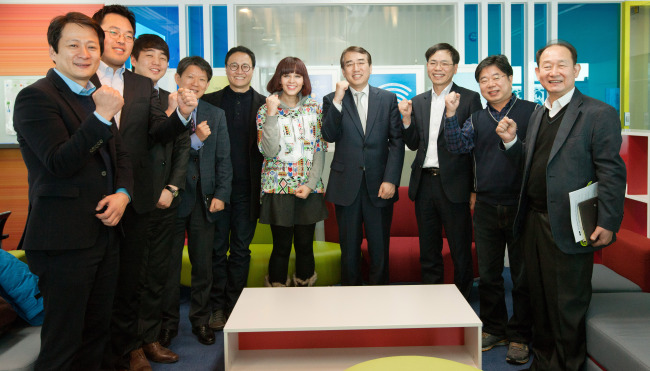 <YONHAP PHOTO-1013> 벤처1세대멘토링센터 방문한 이석준 미래부 차관 (서울=연합뉴스) 이석준 미래창조과학부 제1차관이 20일 오전 서울 마포구 누리꿈스퀘어 벤처1세대멘토링센터를 방문, 벤처창업가 및 예비창업가 등 센터 관계자들을 격려한 후 기념촬영을 하고 있다. 2015.1.20 << 미래창조과학부 제공 >> photo@yna.co.kr/2015-01-20 14:02:52/ <저작권자 ⓒ 1980-2015 ㈜연합뉴스. 무단 전재 재배포 금지.>
<YONHAP PHOTO-1013> 벤처1세대멘토링센터 방문한 이석준 미래부 차관 (서울=연합뉴스) 이석준 미래창조과학부 제1차관이 20일 오전 서울 마포구 누리꿈스퀘어 벤처1세대멘토링센터를 방문, 벤처창업가 및 예비창업가 등 센터 관계자들을 격려한 후 기념촬영을 하고 있다. 2015.1.20 << 미래창조과학부 제공 >> photo@yna.co.kr/2015-01-20 14:02:52/ <저작권자 ⓒ 1980-2015 ㈜연합뉴스. 무단 전재 재배포 금지.>
