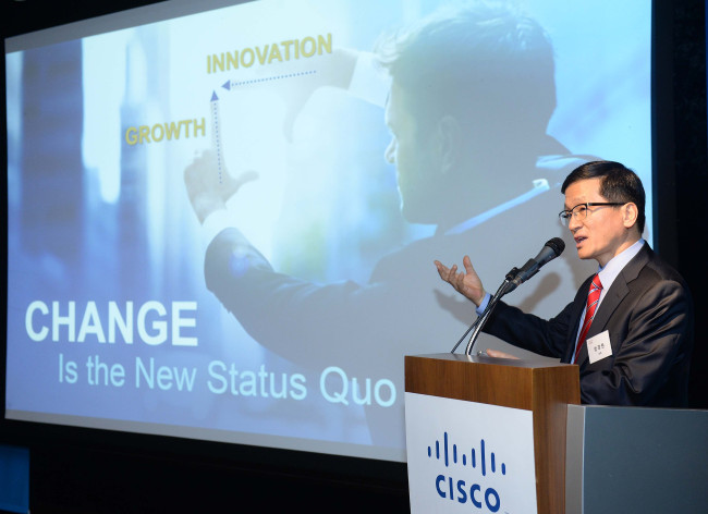 Cisco Systems Korea general manager Chong Kyung-won talks about the Internet of Things and disruptive technology at a media meeting in Seoul on Tuesday.   Cisco Korea