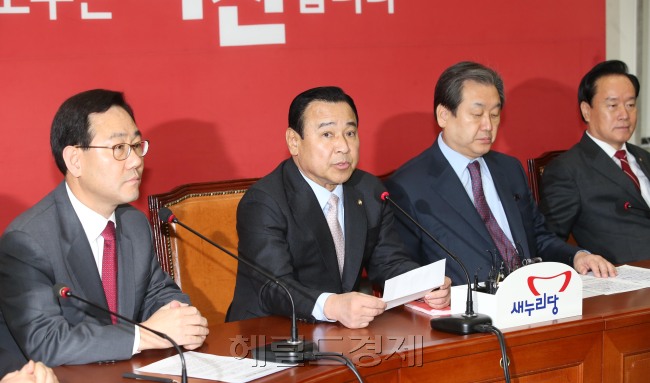이완구 새누리당 원내대표가 21일 오전 국회에서 열린 최고중진연석회의에서 모두발언을 하고 있다.이길동기자.gdlee@heraldcorp.com
이완구 새누리당 원내대표가 21일 오전 국회에서 열린 최고중진연석회의에서 모두발언을 하고 있다.이길동기자.gdlee@heraldcorp.com