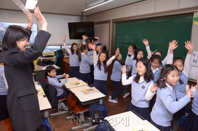 21일 서울 장안동 은석초등학교에서 겨울방학을 끝낸 초등학교 2학년 학생들이 개학을 하며 교실에서 키재기와 팔씨름등 급우들과 반가움을 나누고 있다. <br />정희조 기자/checho@heraldcorp.com  150121
21일 서울 장안동 은석초등학교에서 겨울방학을 끝낸 초등학교 2학년 학생들이 개학을 하며 교실에서 키재기와 팔씨름등 급우들과 반가움을 나누고 있다.
정희조 기자/checho@heraldcorp.com  150121