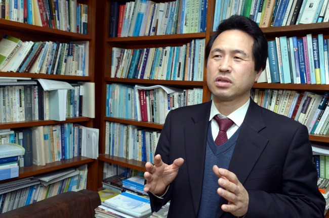 Professor Kim Yeon-su.   Chung Hee-cho/The Korea Herald