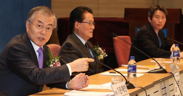 새정치민주연합 당대표 경선에 출마한 문재인, 박지원, 이인영 후보가 21일 오전 국회 의원회관에서 당 보좌진협의회가 연 후보 초청 토론회에서 토론하고 있다.이길동기자.gdlee@heraldcorp.com
새정치민주연합 당대표 경선에 출마한 문재인, 박지원, 이인영 후보가 21일 오전 국회 의원회관에서 당 보좌진협의회가 연 후보 초청 토론회에서 토론하고 있다.이길동기자.gdlee@heraldcorp.com