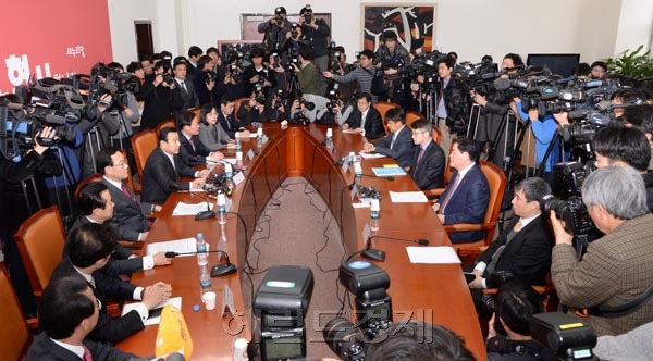 사진설명 : 이완구 새누리당 원내대표가 21일 오후 국회 새누리당 원내대표실에서 열린 연말정산 대책관련 당정협의에서 모두발언을 하고 있다. 이길동 기자/gdlee@heraldcorp.com