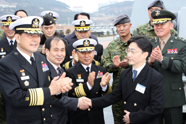 <YONHAP PHOTO-1335> 악수하는 석해균 전 선장과 이국종 아주대 교수 (부산=연합뉴스) 민영규 기자 = 21일 '아덴만 여명작전' 4주년 기념식이 열린 부산 해군작전사령부 내 최영함에서 석해균 전 삼호주얼리호 선장(왼쪽에서 두번째)과 이국종 아주대 의대 교수가 악수하고 있다. 황기철 해군참모총장(왼쪽) 등 당시 작전에 참가한 장병이 박수를 치고 있다. 2015.1.21 youngkyu@yna.co.kr/2015-01-21 13:47:07/ <저작권자 ⓒ 1980-2015 ㈜연합뉴스. 무단 전재 재배포 금지.>
Seok Hae-gyun (second from left), former captain of the Korean freighter Samho Jewelry, shakes hands with Lee Guk-jong, trauma surgeon at the medical college of Ajou University who saved the captain’s life, during a ceremony on Wednesday to mark the fourth anniversary of the successful naval operations that rescued the ship and crew from Somali pirates in the Gulf of Aden. Chief of Naval Operations Adm. Hwang Ki-chul (left) also joined the ceremony.   Yonhap
Seok Hae-gyun (second from left), former captain of the Korean freighter Samho Jewelry, shakes hands with Lee Guk-jong, trauma surgeon at the medical college of Ajou University who saved the captain’s life, during a ceremony on Wednesday to mark the fourth anniversary of the successful naval operations that rescued the ship and crew from Somali pirates in the Gulf of Aden. Chief of Naval Operations Adm. Hwang Ki-chul (left) also joined the ceremony.   Yonhap