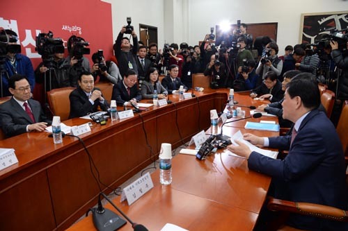 최경환 경제부총리겸 기획재정부장관이 21일 오후 국회 새누리당 원내대표실에서 열린 연말정산 대책관련 당정협의에서 모두발언을 하고 있다.이길동기자.gdlee@heraldcorp.com
최경환 경제부총리겸 기획재정부장관이 21일 오후 국회 새누리당 원내대표실에서 열린 연말정산 대책관련 당정협의에서 모두발언을 하고 있다.이길동기자.gdlee@heraldcorp.com