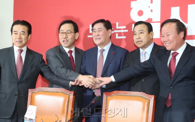 이완구 새누리당 원내대표(오른쪽두번째).주호영정책위의장(왼쪽두번째)이 21일 오후 국회 새누리당 원내대표실에서 열린 연말정산 대책관련 당정협의에 앞서 최경환 경제부총리겸 기획재정부장관(가운데) 인사를 나누고 있다.[이길동 기자/gdlee@heraldcorp.com]