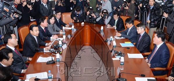이완구 새누리당 원내대표가 21일 오후 국회 새누리당 원내대표실에서 열린 연말정산 대책관련 당정협의에서 모두발언을 하고 있다.[이길동 기자/gdlee@heraldcorp.com]