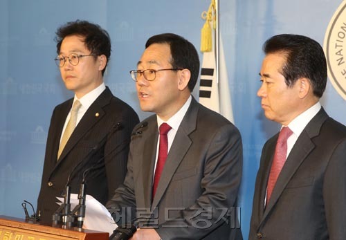 주호영새누리당 정책위의장이 21일 오후 국회 정론관에서  연말정산 대책관련 당정협의 결과를 설명하고 있다.이길동기자.gdlee@heraldcorp.com
주호영새누리당 정책위의장이 21일 오후 국회 정론관에서  연말정산 대책관련 당정협의 결과를 설명하고 있다.이길동기자.gdlee@heraldcorp.com