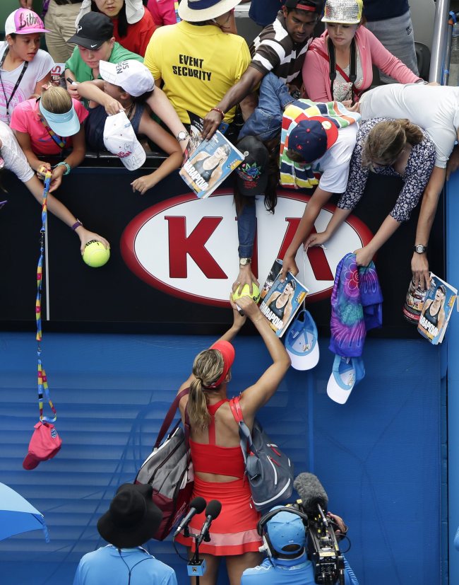 Maria Sharapova gives autographs during the Australian Open Grand Slam in Melbourne on Wednesday.    EPA-Yonhap