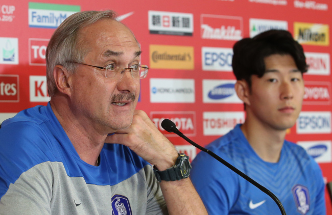 South Korea head coach Uli Stielike (right) speaks during a press conference at Melbourne Rectangular Stadium in Australia on Wednesday.    Yonhap