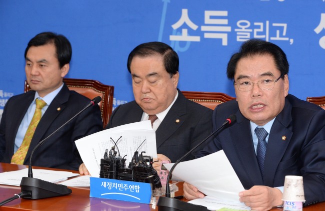 백재현 새정치민주연합 정책위의장이 22일 오전 국회에서 열린 정책조정회의에서 모두발언을 하고 있다.이길동기자.gdlee@heraldcorp.com
백재현 새정치민주연합 정책위의장이 22일 오전 국회에서 열린 정책조정회의에서 모두발언을 하고 있다.이길동기자.gdlee@heraldcorp.com