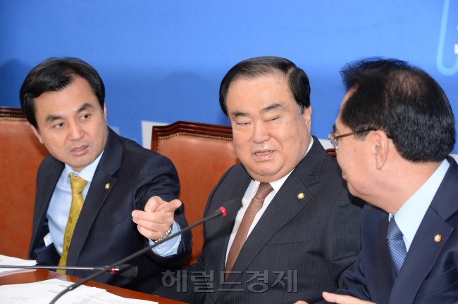 문희상 새정치민주연합 비상대책위원장(가운데)이 22일 오전 국회에서 열린 정책조정회의에서 안규백 원내수석부대표(왼쪽),백재현정책위의장과 이야기를 나누고 있다.  [이길동 기자/gdlee@heraldcorp.com]