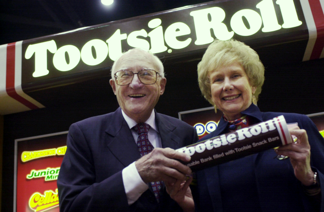 <YONHAP PHOTO-0492> In this May 14, 2003 photo, Melvin Gordon, CEO of Tootsie Roll Industries, and his wife, Ellen, pose for a photo at the Candy Expo at Chicago’s McCormick Place. A company spokesperson said Melvin Gordon died Tuesday, Jan. 20, 2015, in Boston after a brief illness. He was 95. Gordon ran the Chicago-based company for 53 years. It makes 64 million Tootsie Rolls a day and other favorites including Junior Mints, Charleston Chews and Tootsie Pops. (AP Photo/Sun-Times Media) CHICAGO TRIBUNE OUT; MANDATORY CREDIT; MAGS OUT; NO SALES/2015-01-22 06:04:46/ <저작권자 ⓒ 1980-2015 ㈜연합뉴스. 무단 전재 재배포 금지.>
Melvin Gordon, CEO of Tootsie Roll Industries, and his wife Ellen.  AP-Yonhap