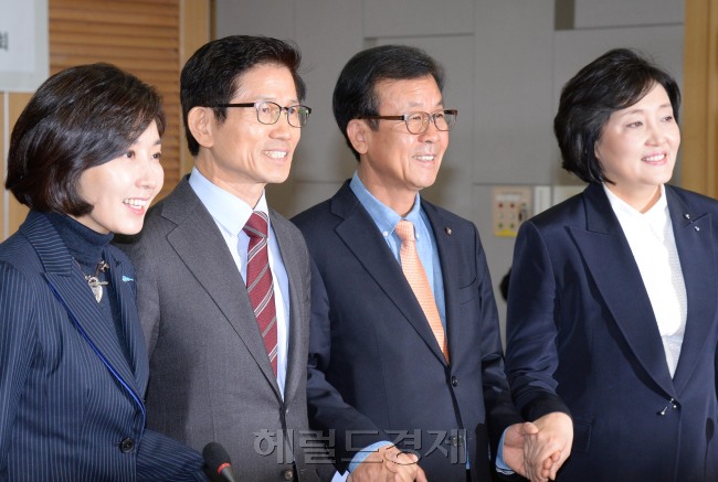 22일 오전 국회 의원회관에서 열린 새누리당-새정치민주연합 혁신위원회가 공동 주최한 ‘오픈프라이머리 토론회’에서 김문수 새누리당보수혁신 특별위원회위원장(왼쪽 두번째), 원혜영 새정치민주연합 정치혁신실천위원회위원장(오른쪽 두번째)이 나경원(왼쪽)ㆍ박영선 의원과 인사를 나누고 있다. [이길동 기자/gdlee@herladcorp.com]
