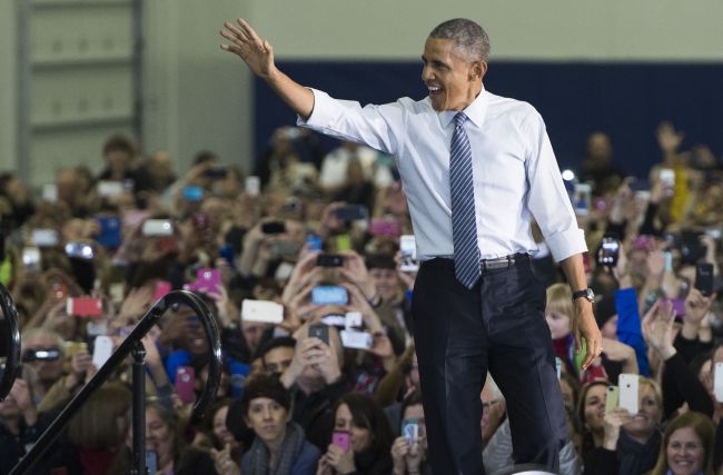 U.S. President Barack Obama arrives to speak about the economy at Boise State University in Boise, Idaho, Wednesday. (AFP-Yonhap)