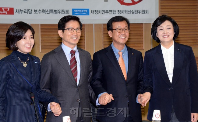 <사진설명> 22일 오전 국회 의원회관에서 열린 여야 혁신위원회가 공동 주최한 ‘오픈프라이머리토론회’에서 김문수 새누리당보수혁신 특별위원회위원장(왼쪽 두번째),원혜영 새정치민주연합 정치혁신실천위원회위원장(오른쪽 두번째)이 나경원(왼쪽).박영선의원과 토론회에 앞서 취재진을 위해 포즈를 취하고 있다. [이길동 기자/gdlee@heraldcorp.com]