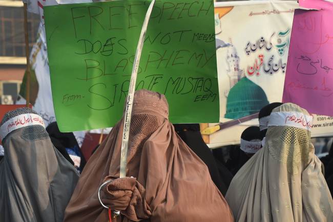 Pakistan women demonstrators wear burqas and hold a sword in protest against the printing of satirical sketches of the Prophet Muhammad by French magazine Charlie Hebdo, in Lahore on Tuesday.    AFP-Yonhap
Pakistan women demonstrators wear burqas and hold a sword in protest against the printing of satirical sketches of the Prophet Muhammad by French magazine Charlie Hebdo, in Lahore on Tuesday.    AFP-Yonhap