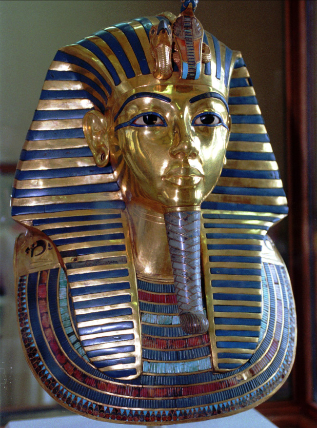 <YONHAP PHOTO-0778> FILE - This July 1996 photo shows the mask of King Tutankhamun at the Egyptian Museum in Cairo. On Wednesday, Jan. 21, 2014, conservators at the museum say the blue and gold braided beard on the artifact was hastily glued back on with epoxy after it was detached during a cleaning. (AP Photo/Mohamed El-Dakhakhny)/2015-01-22 06:41:00/ <저작권자 ⓒ 1980-2015 ㈜연합뉴스. 무단 전재 재배포 금지.>
The mask of King Tutankhamun at the Egyptian Museum in Cairo   AP-Yonhap
The mask of King Tutankhamun at the Egyptian Museum in Cairo.   AP-Yonhap