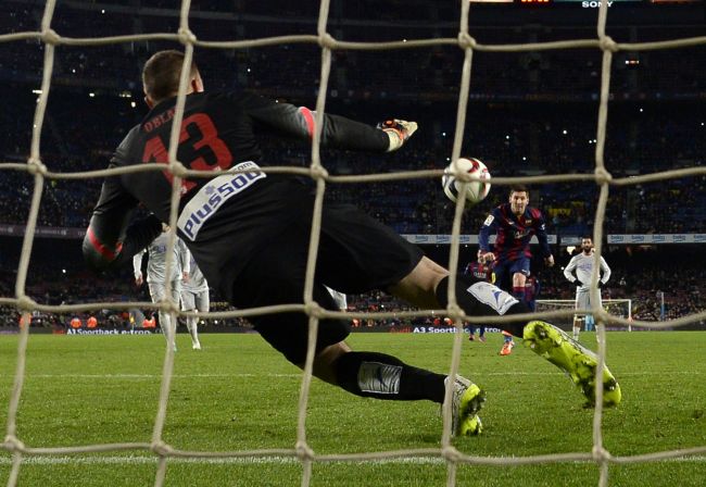 Barcelona’s Lionel Messi kicks a penalty on Wednesday.    AFP-Yonhap