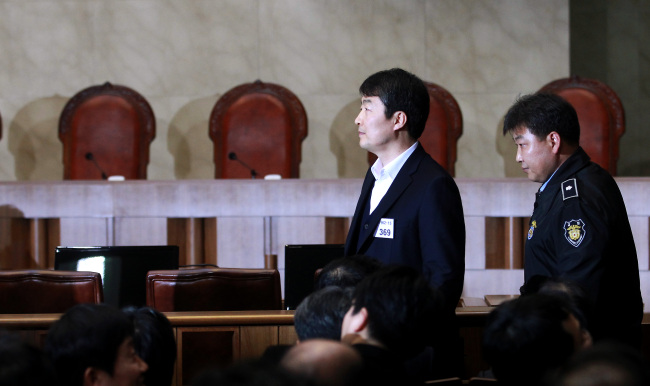 Lee Seok-ki, a former lawmaker of the Unified Progressive Party, enters the Supreme Court room to attend his verdict hearing in Seocho-dong, Seoul, Thursday.   Yonhap