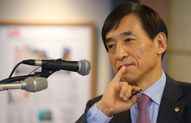 <YONHAP PHOTO-1013> 질문받은 이주열 한은총재 (서울=연합뉴스) 황광모 기자 = 이주열 한국은행 총재가 22일 오전 서울 태평로 프레스센터에서 열린 서울외신기자클럽 초청 조찬회견에서 취재진의 질문을 받고 있다. 이날 회견에서 이 총재는 2015년 한국경제의 예상 성장치와 통화 정책 방향을 설명했다. 2015.1.22 hkmpooh@yna.co.kr/2015-01-22 09:58:19/ <저작권자 ⓒ 1980-2015 ㈜연합뉴스. 무단 전재 재배포 금지.>
BOK Gov. Lee Ju-yeol.   Yonhap