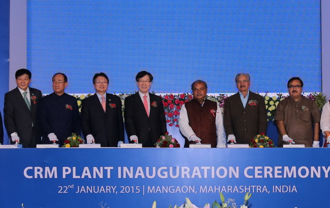 POSCO chairman Kwon Oh-joon (center), along with high-level government officials from Korea and India, attends the launching ceremony for the steelmaker’s cold rolling mill in Maharashtra, India, Thursday.   POSCO