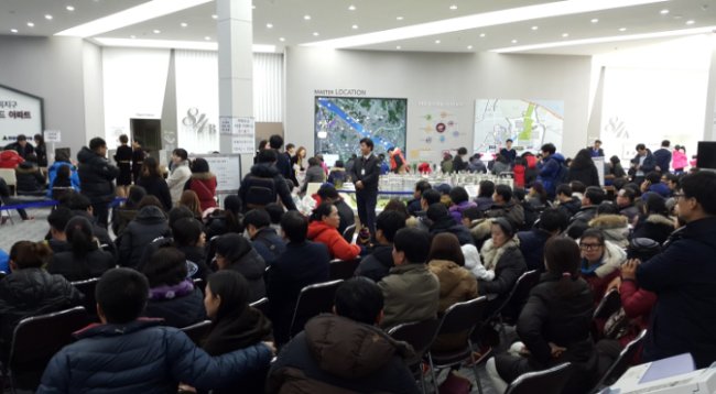 새해부터 주요 건설사들의 분양 경쟁이 뜨겁다. 사진은 전일 평균 경쟁률 27.63대 1로 1순위 마감된 현대엔지니어링 ‘마곡13단지 힐스테이트 마스터’의 분양 당시 견본주택 상담 창구 모습.